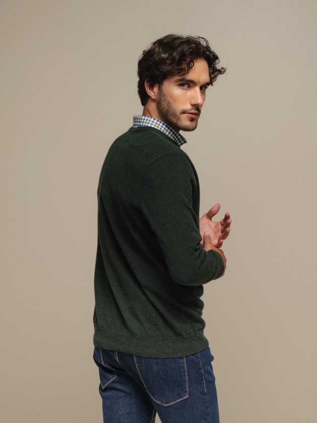 Knitted pullover with embroidery