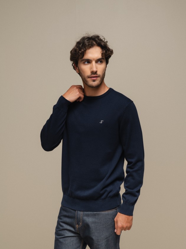 Fine knit pullover with embroidery