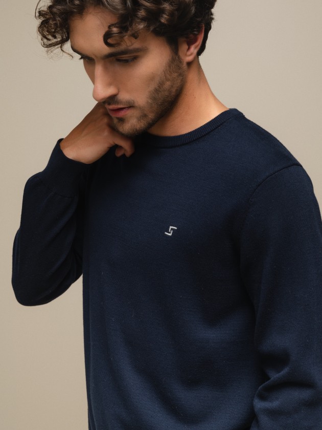 Fine knit pullover with embroidery