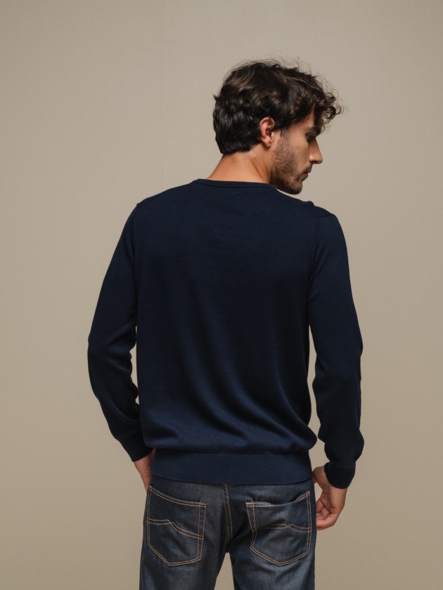 Fine knit pullover with embroidery