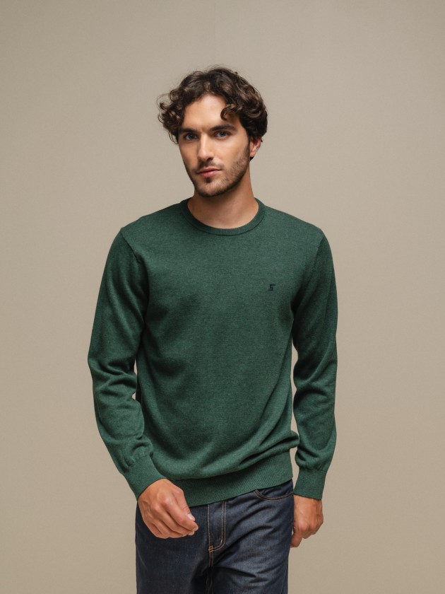 Fine knit pullover with embroidery