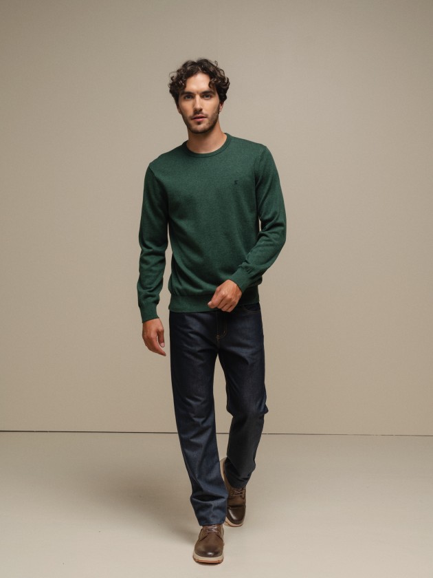 Fine knit pullover with embroidery