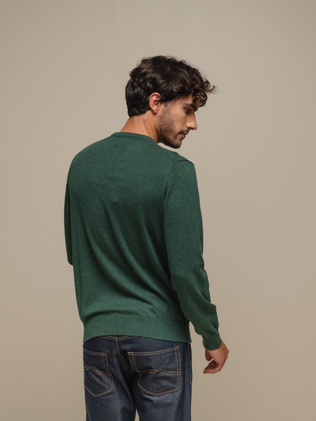 Fine knit pullover with embroidery