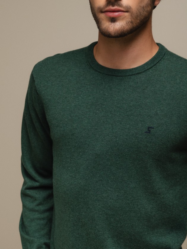 Fine knit pullover with embroidery