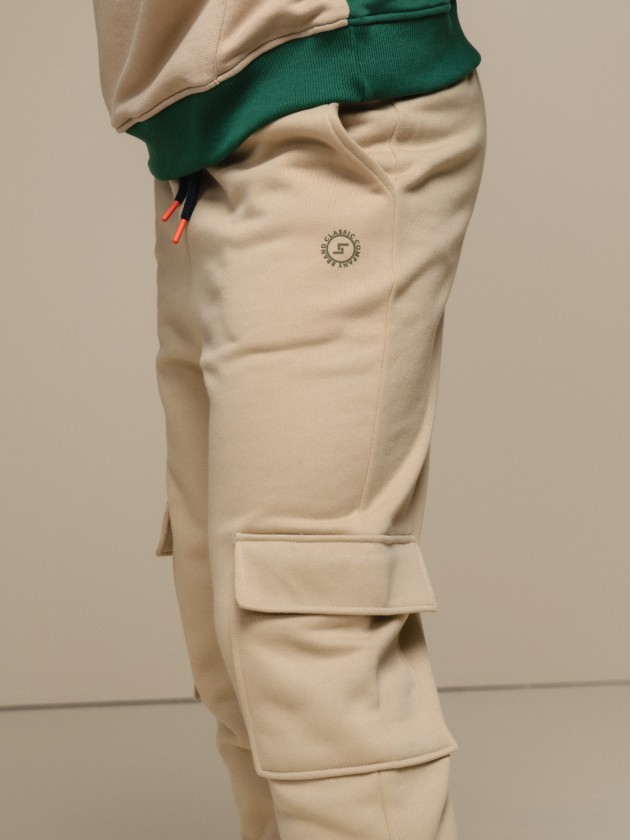 Sports trousers with adjustable drawstring