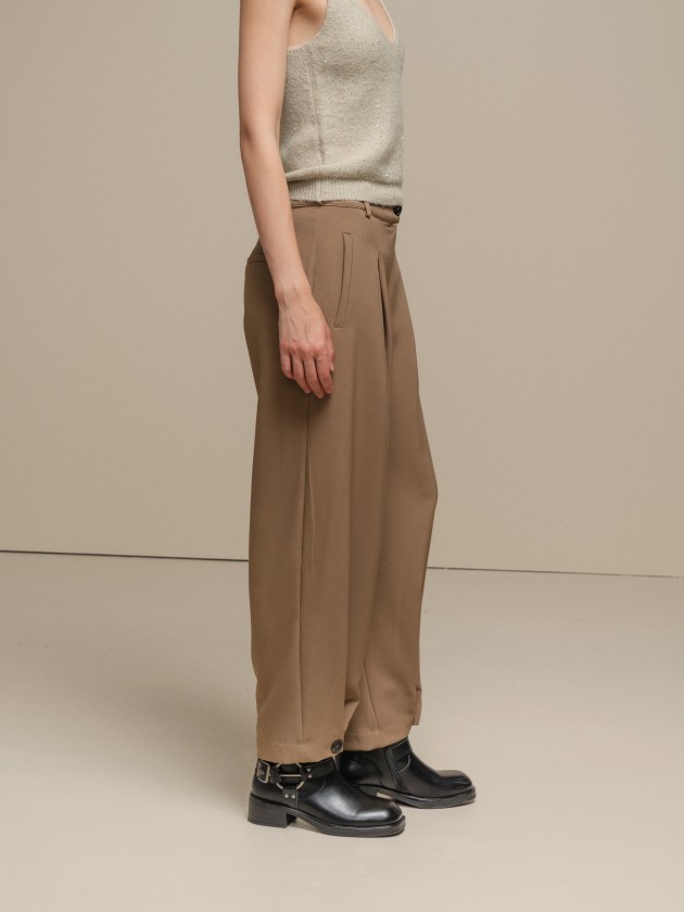 Trousers with button closure