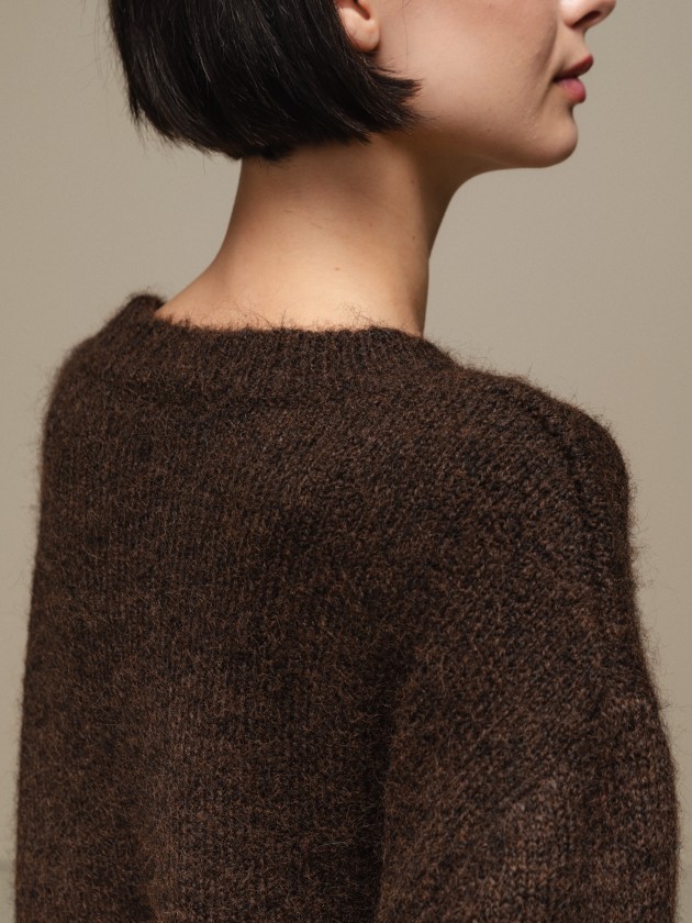 Flowy round neckline knit sweater