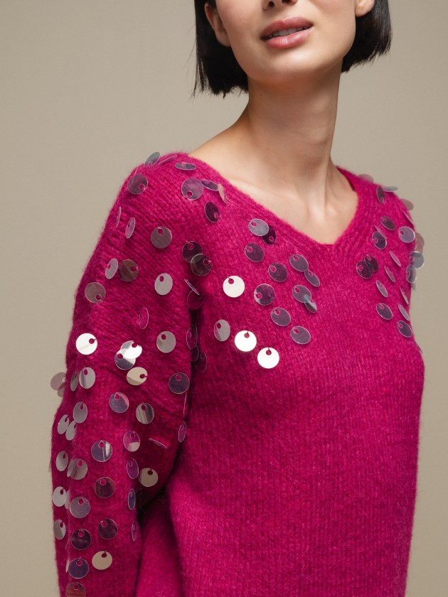 Knitted sweater with shiny applications