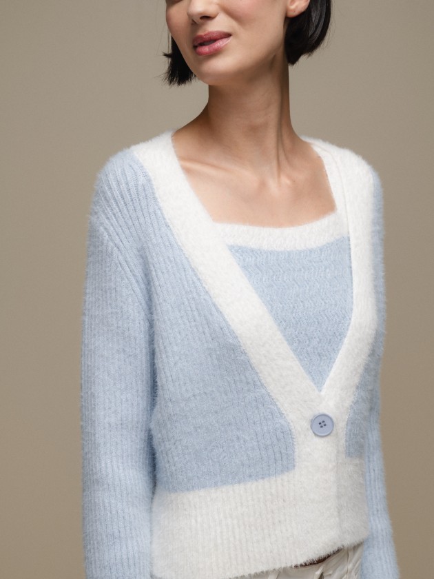 Short cardigan in contrasting colors and v-neck