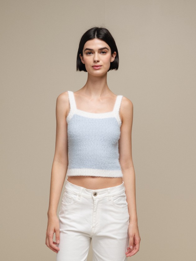 Short knit top in contrasting colors