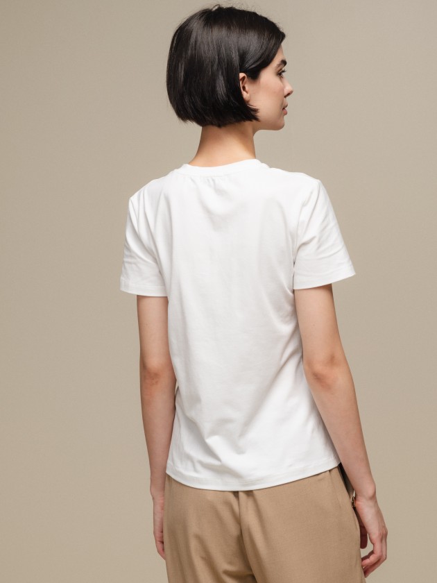 T-shirt with pockets and chain application