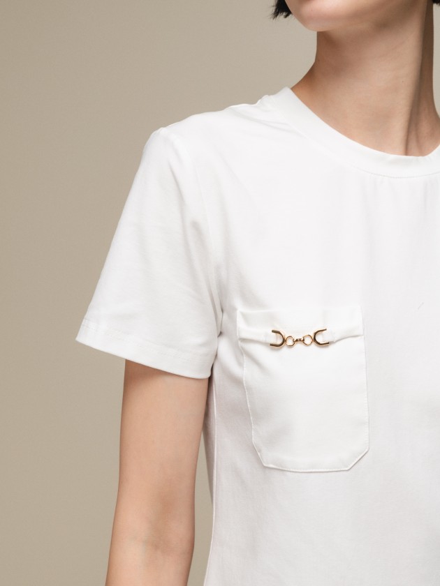 T-shirt with pockets and chain application