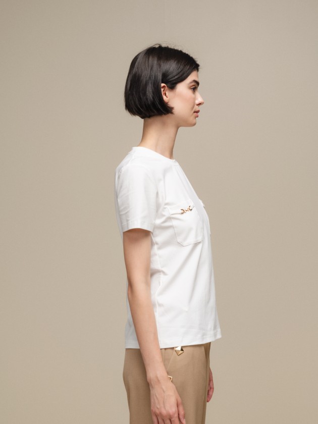 T-shirt with pockets and chain application