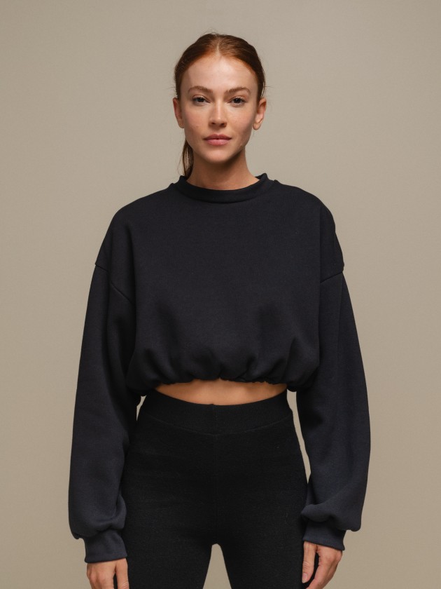 Cropped sweater with round neckline