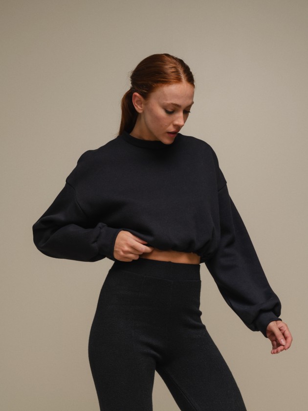 Cropped sweater with round neckline