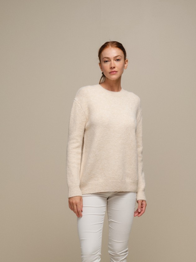 Flowy round neckline knit sweater