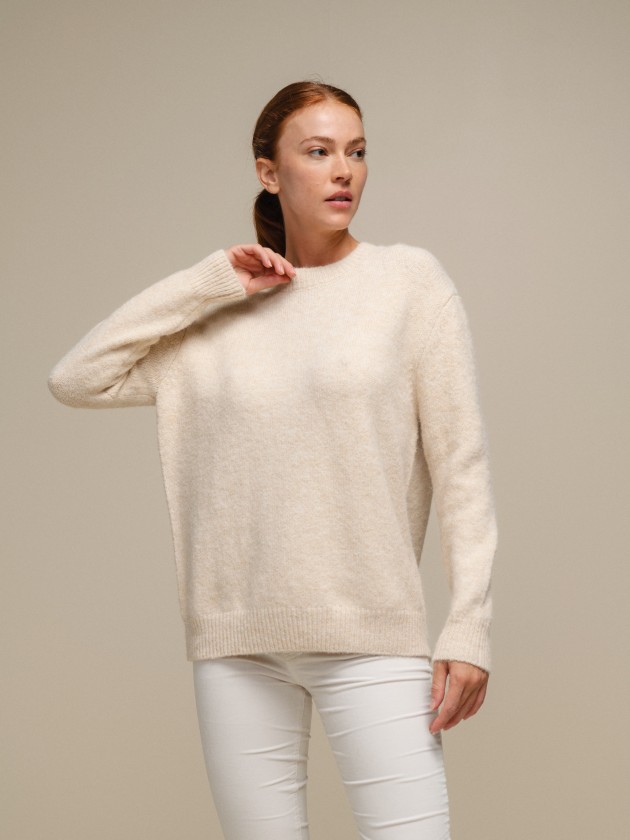 Flowy round neckline knit sweater