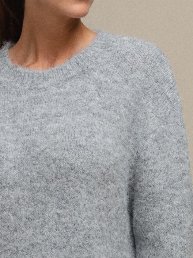 Flowy round neckline knit sweater