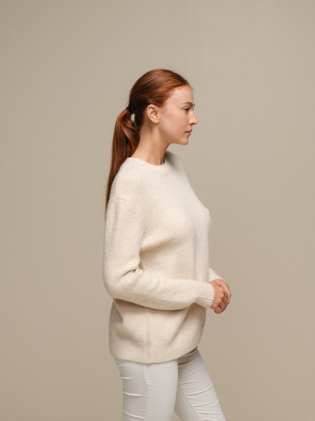 Flowy round neckline knit sweater