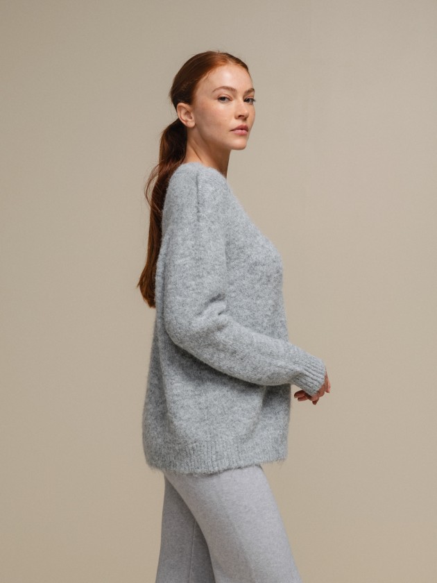 Flowy round neckline knit sweater