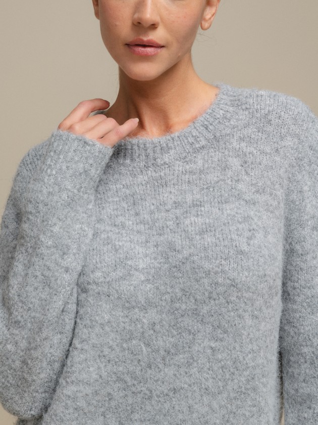 Flowy round neckline knit sweater