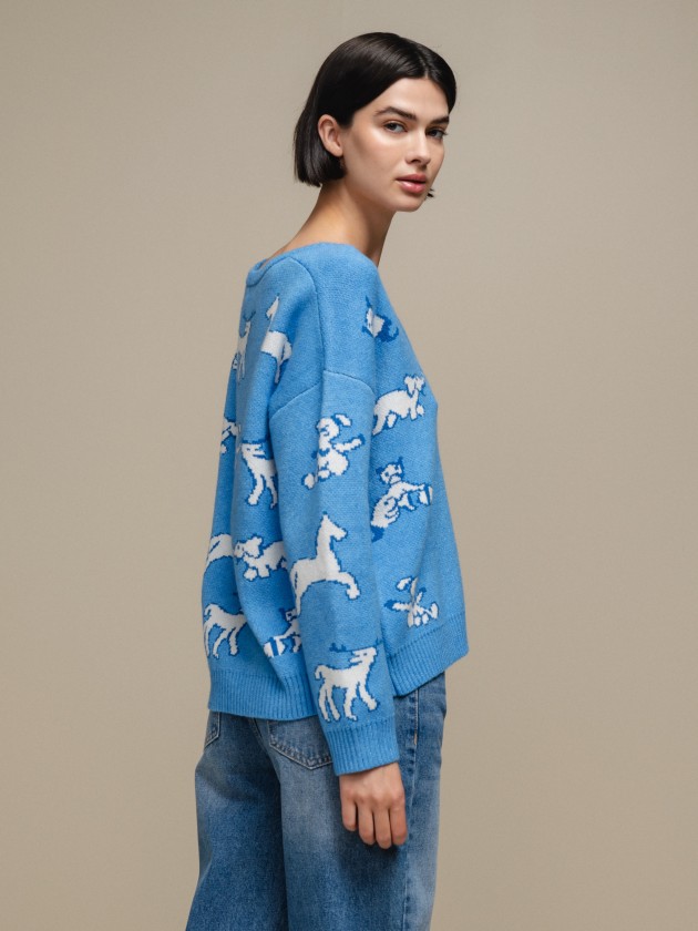 Sweater with animal design and round neckline