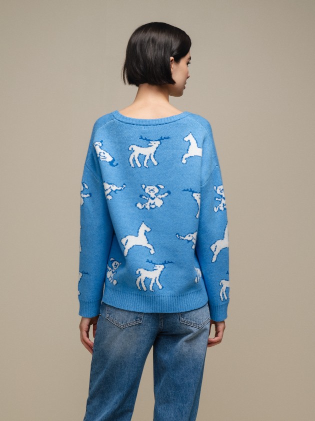 Sweater with animal design and round neckline