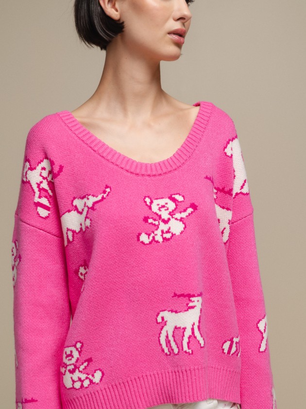 Sweater with animal design and round neckline