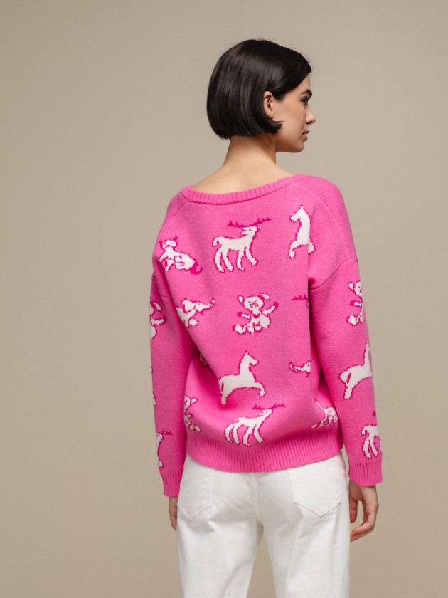 Sweater with animal design and round neckline