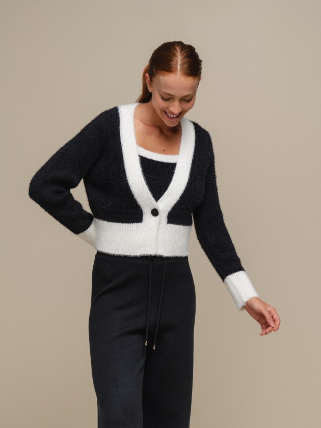 Short cardigan in contrasting colors and v-neck