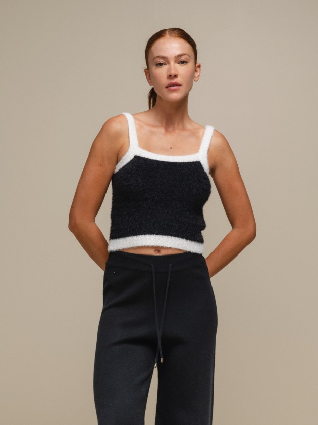 Short knit top in contrasting colors