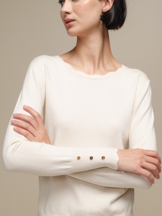 Round neck sweater with gold buttons on the sleeves