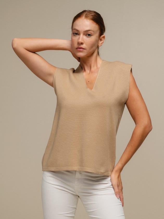 Knitted vest with v-neck