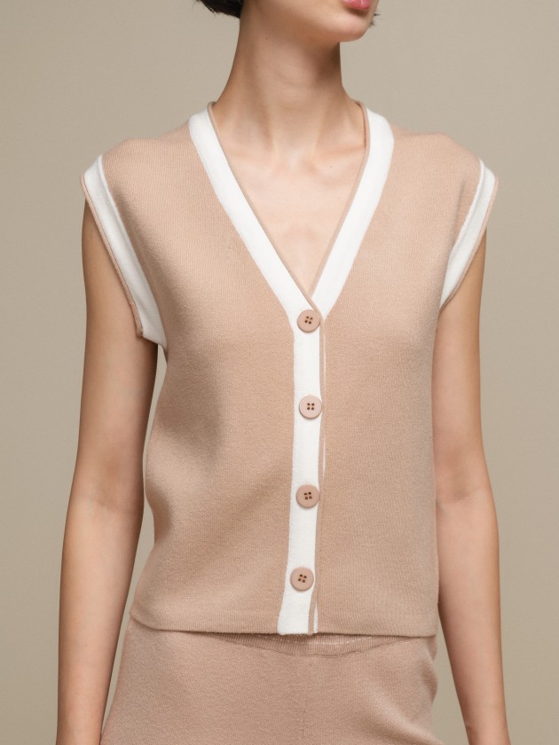 Contrasting knit vest