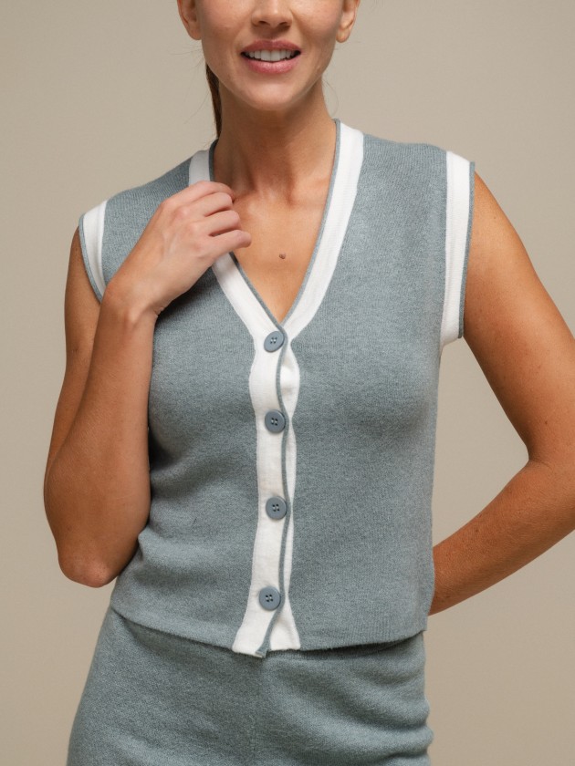 Contrasting knit vest