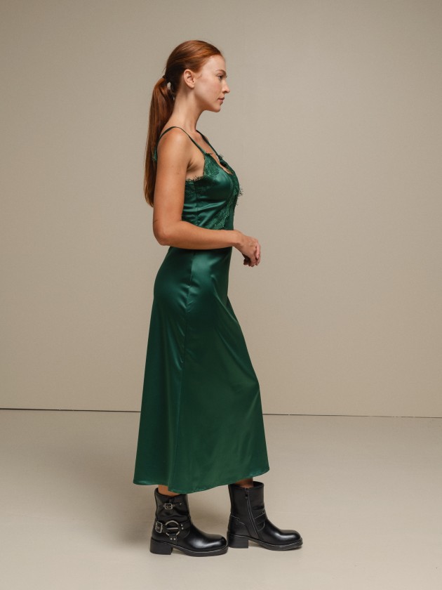 Robe en satin avec dtails en dentelle