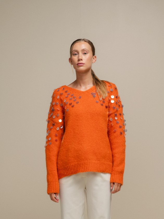 Knitted sweater with shiny applications