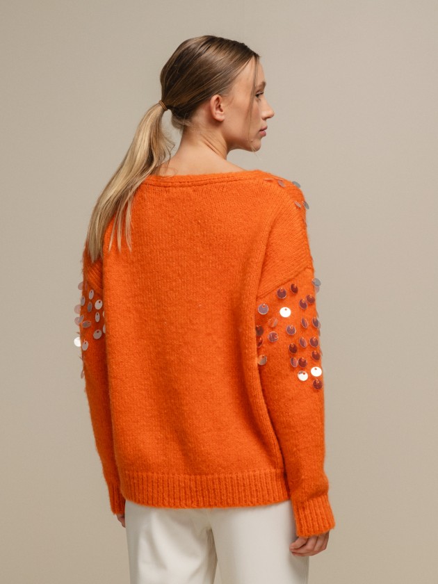 Knitted sweater with shiny applications