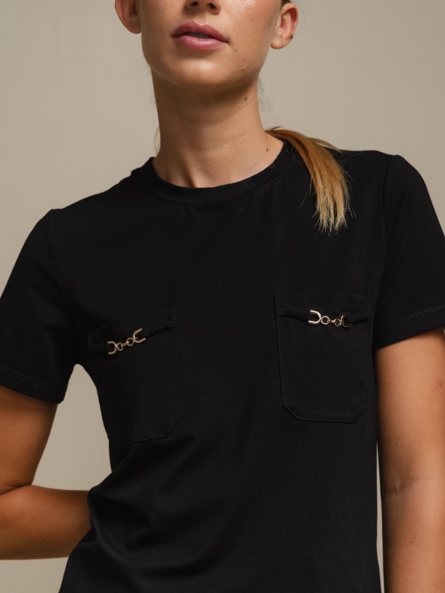 T-shirt with pockets and chain application