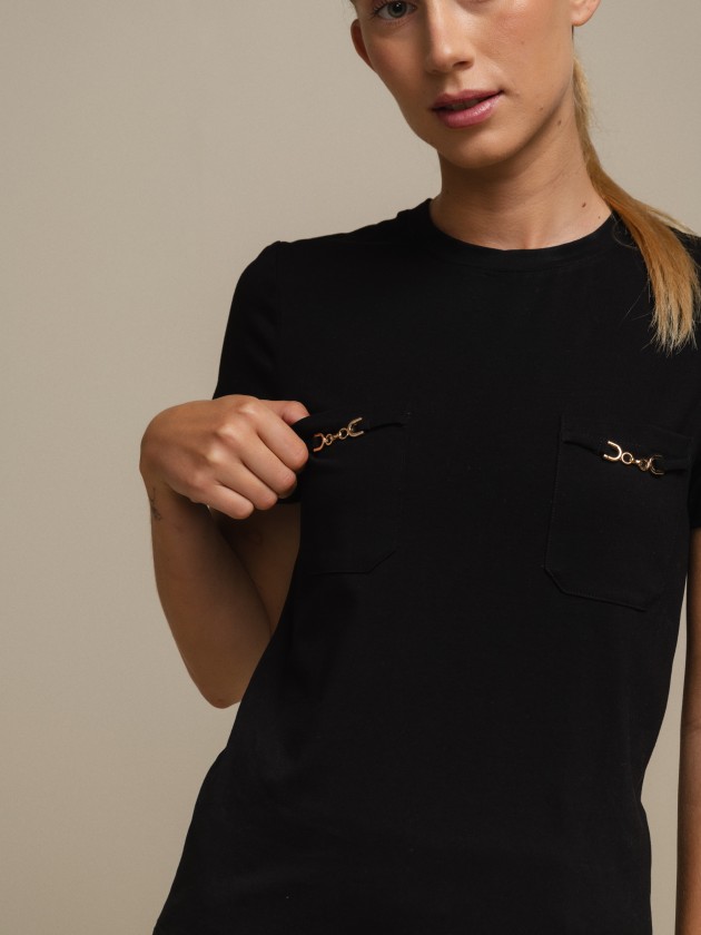 T-shirt with pockets and chain application