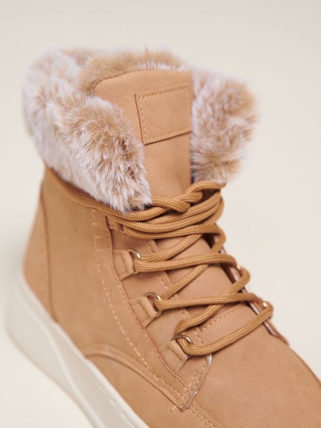 Mid-calf boots with fur