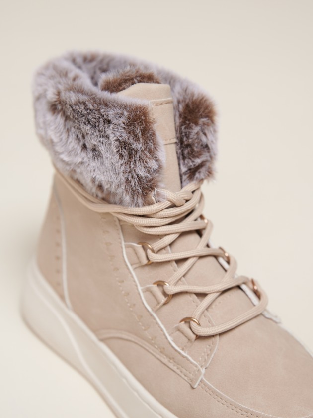 Mid-calf boots with fur