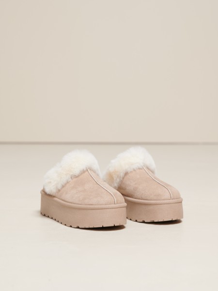 Platform slipper with fur