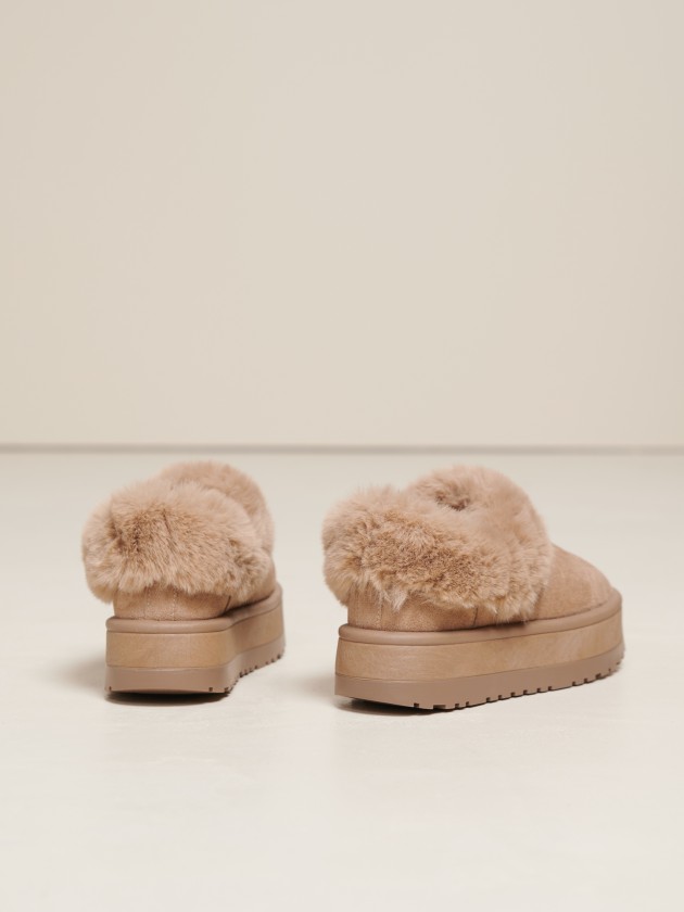 Platform boots with fur