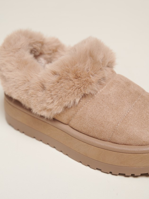 Platform boots with fur