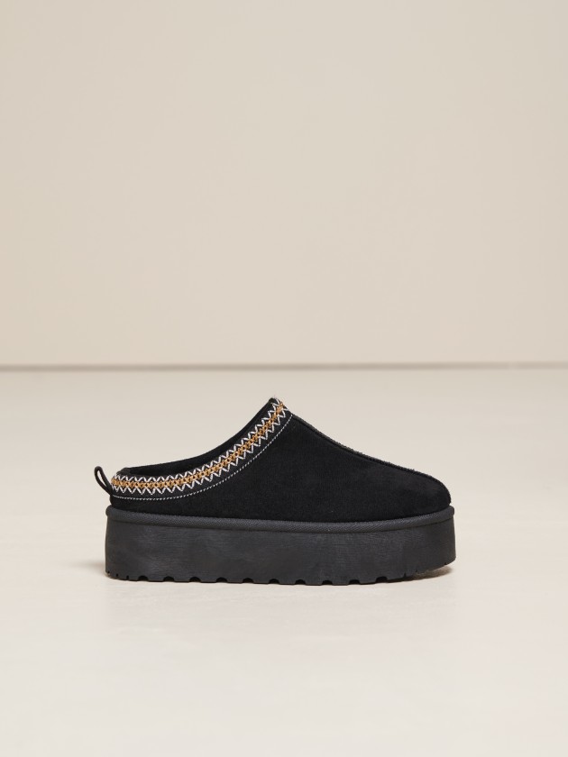 Contrast platform clogs