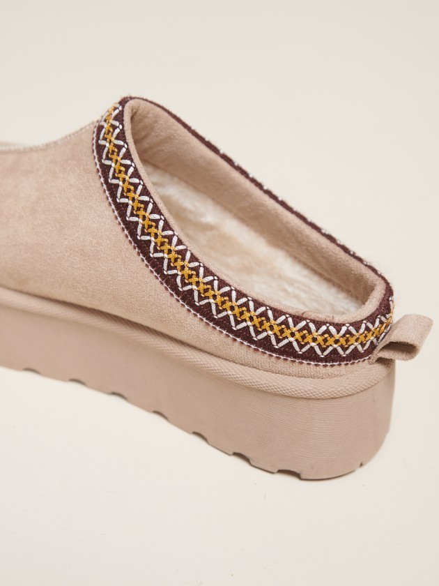 Contrast platform clogs