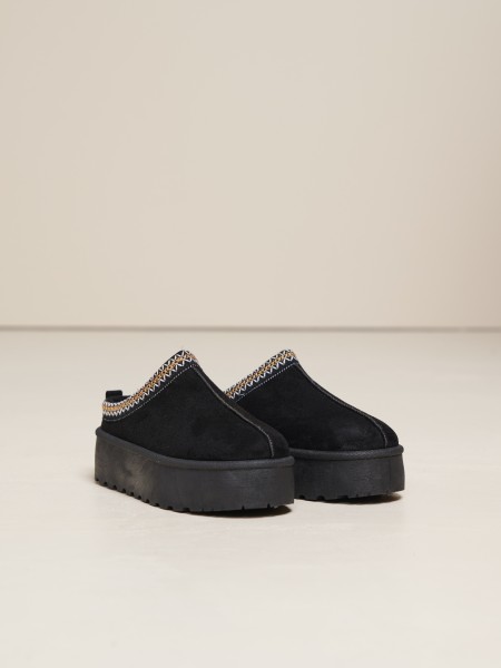 Contrast platform clogs