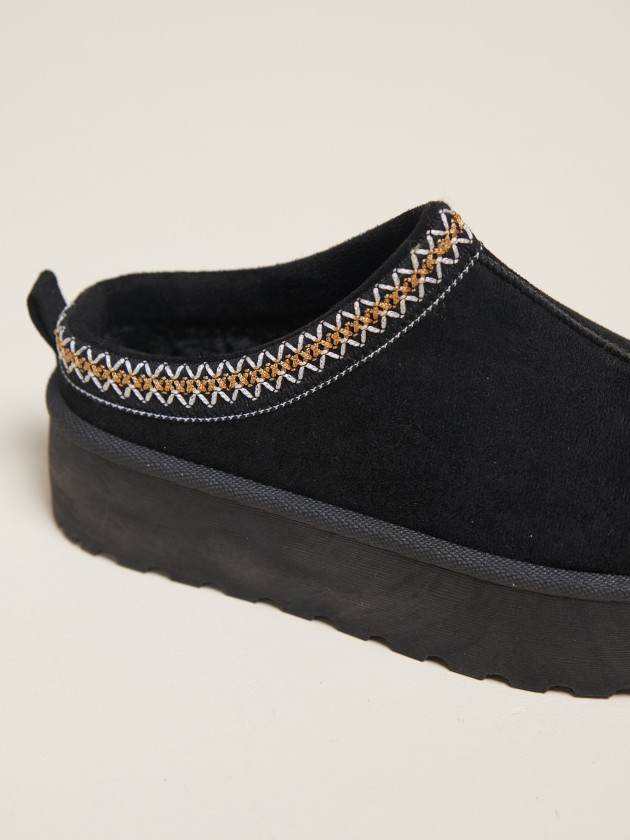 Contrast platform clogs