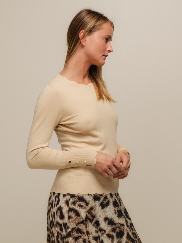 Round neck sweater with gold buttons on the sleeves